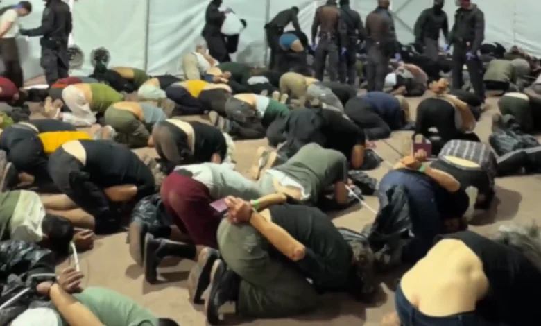 Pasukan Israel memaksa ratusan aktivis Global Sumud Flotilla (GSF) berlutut ke lantai dengan tangan terikat di belakang punggung.