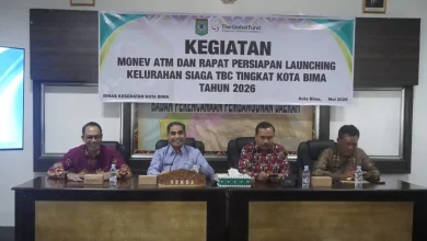 Sekretaris Daerah Kota Bima, Muhammad Fakhrunraji (kedua dari kiri) saat menghadiri kegiatan peluncuran Kelurahan Siaga TBC, Kamis, 21 Mei 2026.