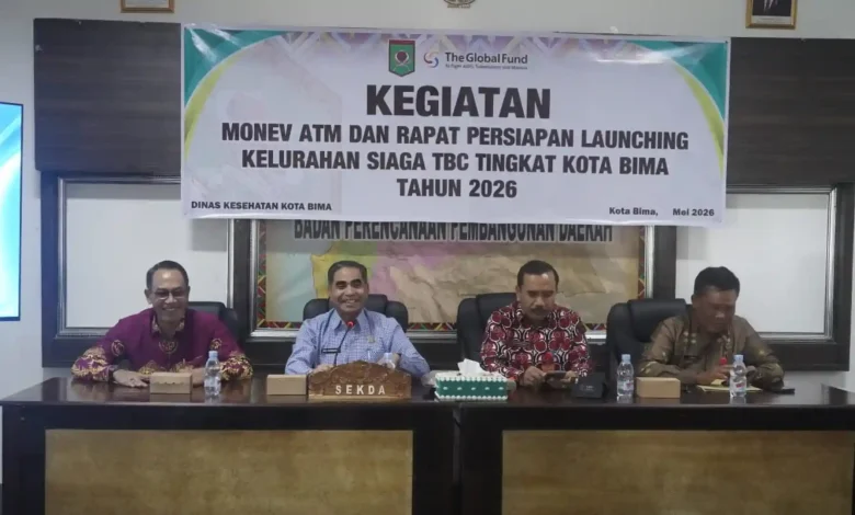 Sekretaris Daerah Kota Bima, Muhammad Fakhrunraji (kedua dari kiri) saat menghadiri kegiatan peluncuran Kelurahan Siaga TBC, Kamis, 21 Mei 2026.