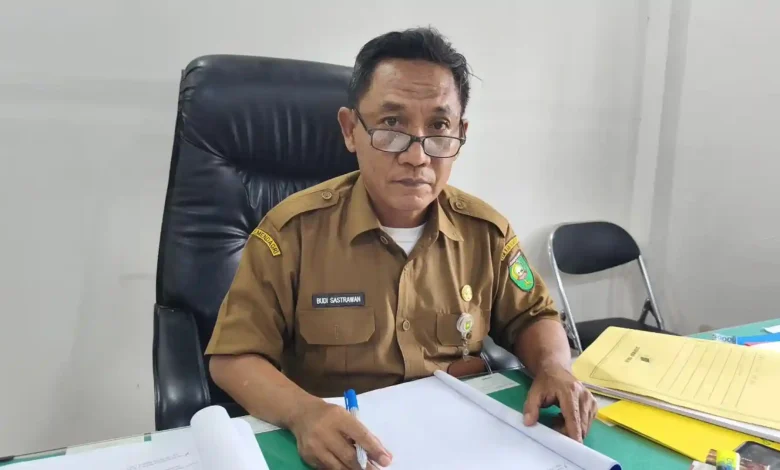 Kepala Dinas Pendidikan dan Kebudayaan Sumbawa, Budi Sastrawan, ditemui NTBSatu di ruangannya.