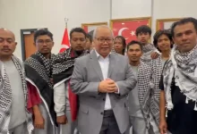 Sembilan WNI yang ditangkap militer Israel bersama Kepala Perwakilan Konsul Jenderal RI di Istanbul, Darianto Harsono (tengah).