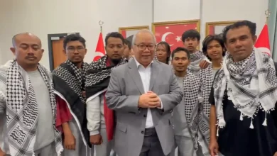 Sembilan WNI yang ditangkap militer Israel bersama Kepala Perwakilan Konsul Jenderal RI di Istanbul, Darianto Harsono (tengah).