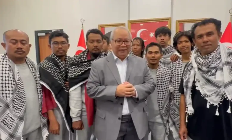 Sembilan WNI yang ditangkap militer Israel bersama Kepala Perwakilan Konsul Jenderal RI di Istanbul, Darianto Harsono (tengah).