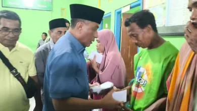 Bupati Bima, Ady Mahyudi (kiri) saat memberikan bantuan kepada korban kebakaran di Desa Lido, Kecamatan Belo, Kabupaten Bima, Sabtu, 16 Mei 2026.