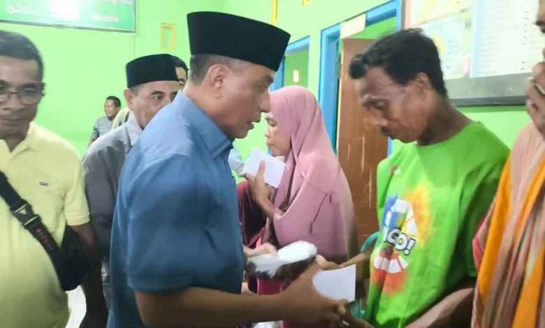 Bupati Bima, Ady Mahyudi (kiri) saat memberikan bantuan kepada korban kebakaran di Desa Lido, Kecamatan Belo, Kabupaten Bima, Sabtu, 16 Mei 2026.