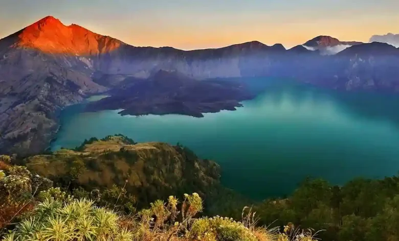 Keindahan Gunung Rinjani di Pulau Lombok.