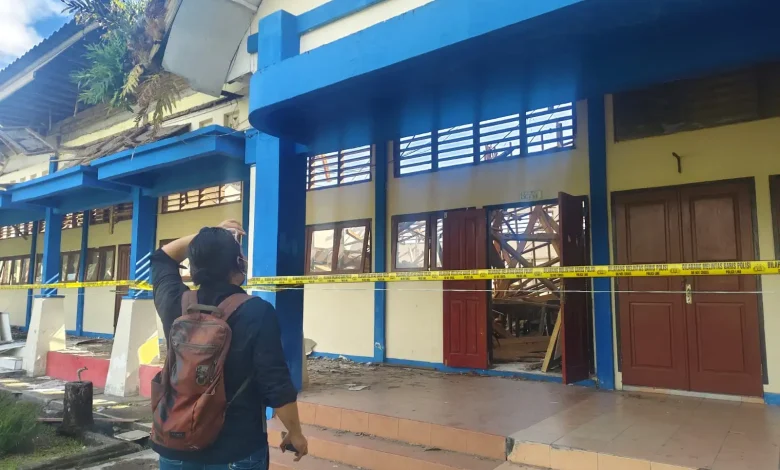 Atap Dua Kelas SMAN 7 Mataram Ambruk