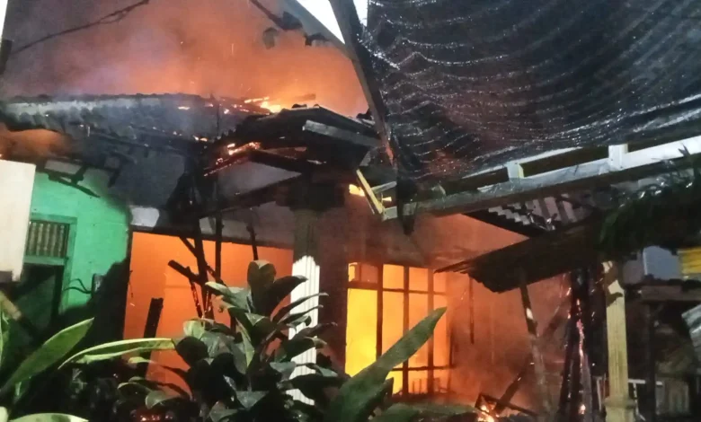 Rumah Makan di Kelurahan Pekat Sumbawa Terbakar