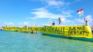 Warga Gili Meno Aksi Protes di Tengah Laut