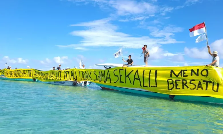 Warga Gili Meno Aksi Protes di Tengah Laut