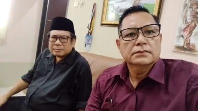 Mantan Bupati Lombok Tengah Suhaili bersama Penasihat Hukum Abdul Hanan