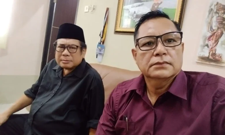 Mantan Bupati Lombok Tengah Suhaili bersama Penasihat Hukum Abdul Hanan