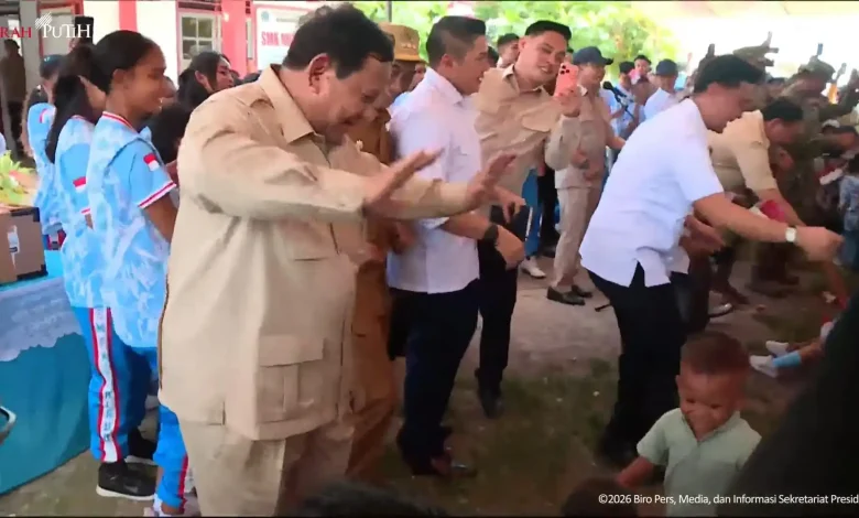 Momen Prabowo Joget "Tabola Bale" Bersama Warga Miangas