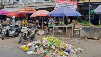 Sampah Menumpuk di Pasar Karang Jasi