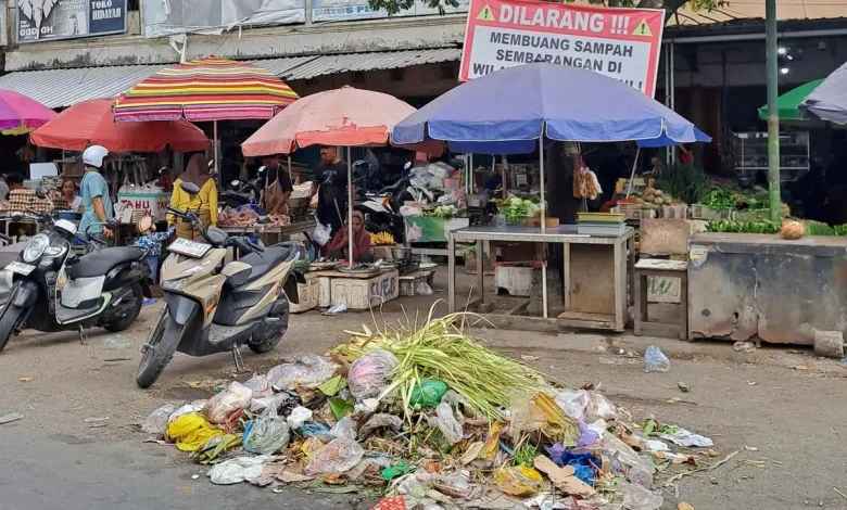 Sampah Menumpuk di Pasar Karang Jasi