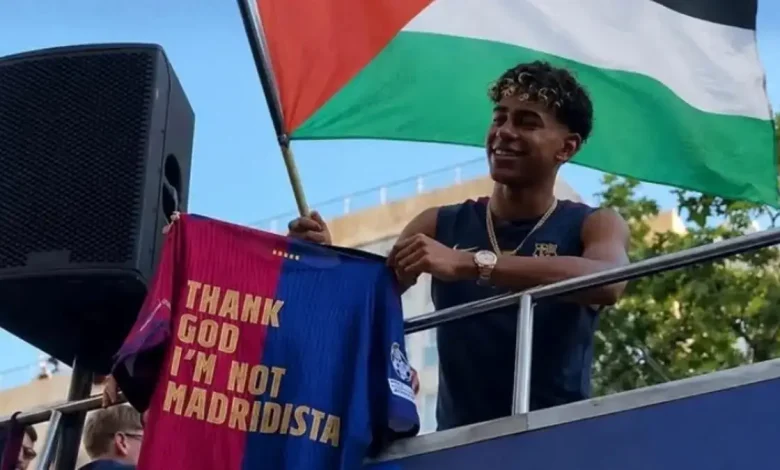 Lamine Yamal Kibarkan Bendera Palestina saat Parade Juara Barcelona
