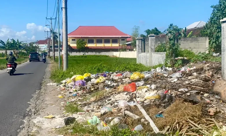 Tumpukan Sampah Dekat SLBN 3 Mataram