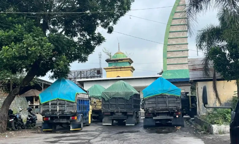 Truk Pasir Jalur Mataram - Lombok Timur