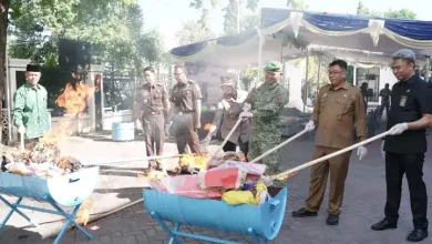 Kejari Sumbawa Musnahkan Sabu hingga Bahan Peledak