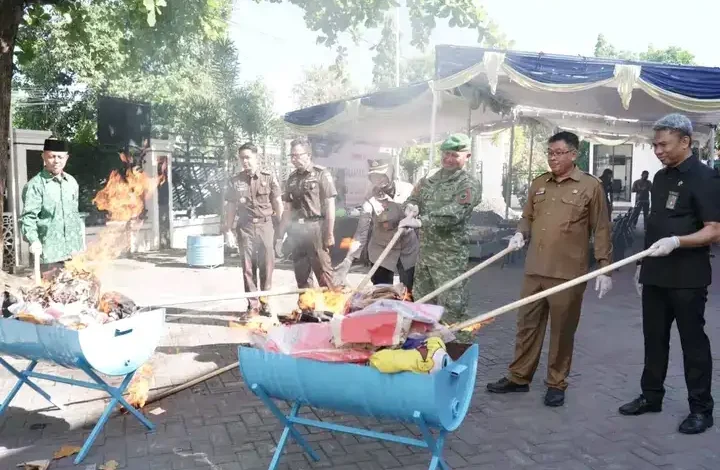 Kejari Sumbawa Musnahkan Sabu hingga Bahan Peledak