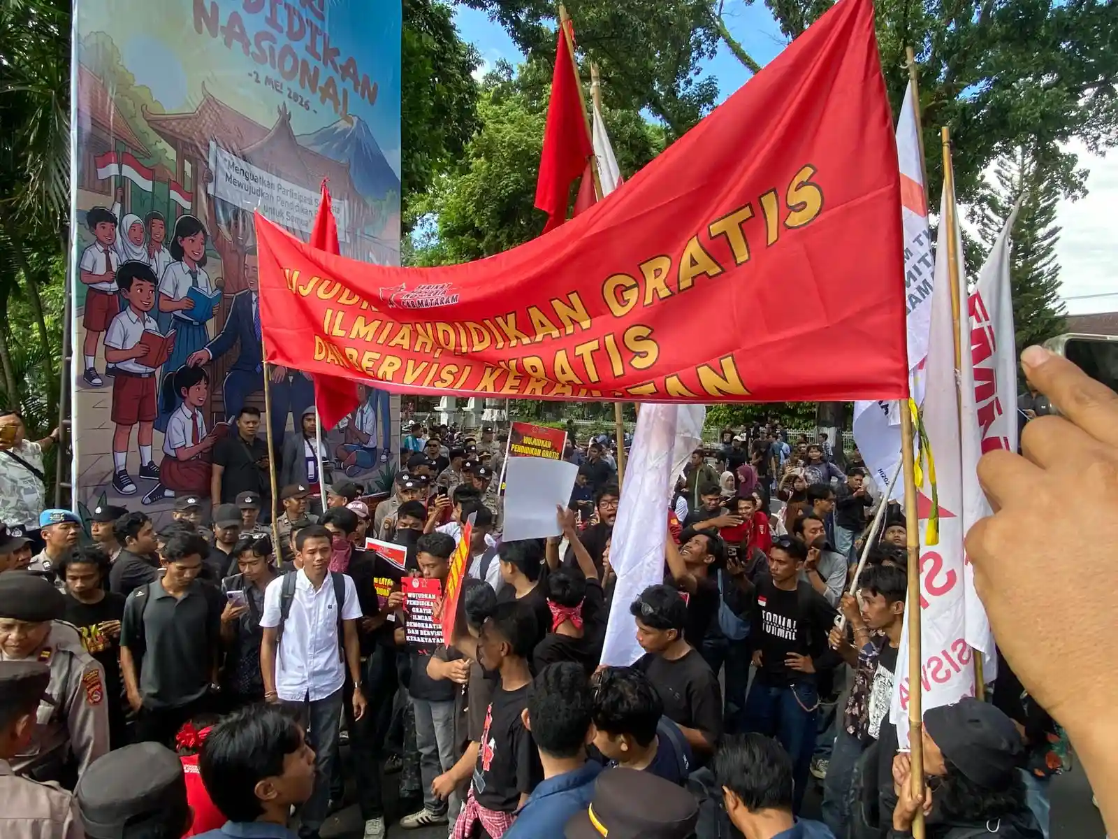 Mahasiswa Demo di Kantor Gubernur NTB