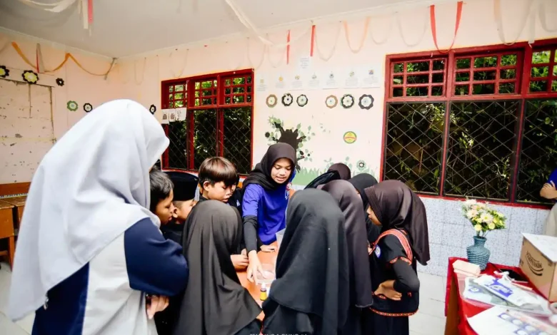 1000 Guru Lombok Gelar “Teaching and Giving” di SDN 3 Batulayar