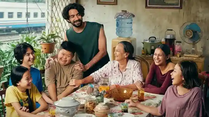Poster film "Semua Akan Baik-baik Saja" yang tayang di bioskop.