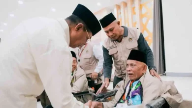Bupati Lombok Timur, Haerul Warisin (kiri) saat melepas JCH menuju Tanah Suci di Asrama Haji Lombok, Sabtu, 2 Mei 2026.