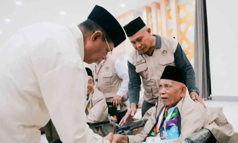 Bupati Lombok Timur, Haerul Warisin (kiri) saat melepas JCH menuju Tanah Suci di Asrama Haji Lombok, Sabtu, 2 Mei 2026.