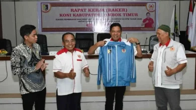 Bupati Lombok Timur, Haerul Warisin, saat pamer jersi resmi kontingen pada Porprov 2026 di Rupatama I, Kamis, 30 April 2026.