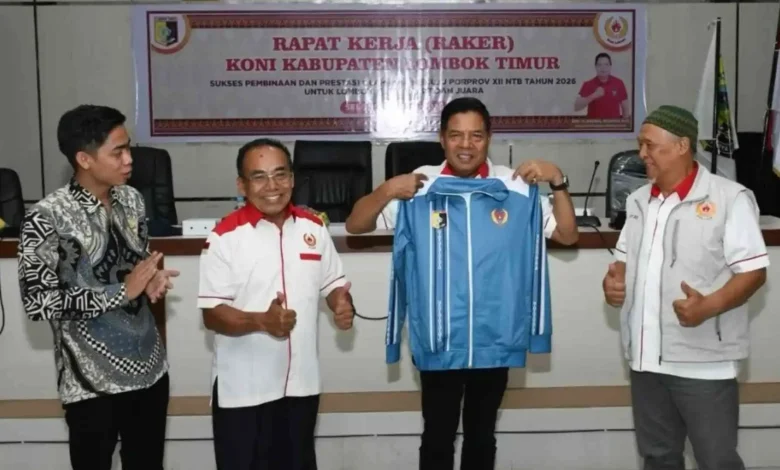 Bupati Lombok Timur, Haerul Warisin, saat pamer jersi resmi kontingen pada Porprov 2026 di Rupatama I, Kamis, 30 April 2026.