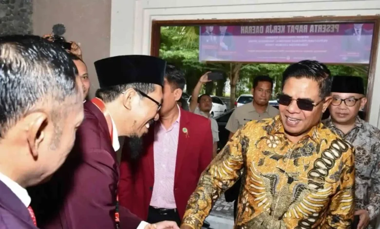 Bupati Lombok Timur H. Haerul Warisin (kanan), saat menghadiri sekaligus membuka Rakerda PPNI 2026 di Selong, Kamis, 30 April 2026.