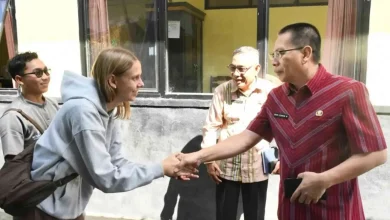 Wakil Bupati Lombok Timur, H. Moh. Edwin Hadiwijaya, saat sambut kedatangan NGO asal Jerman di Aula Dinas Peternakan dan Kesehatan Hewan pada Kamis, 30 April 2026.