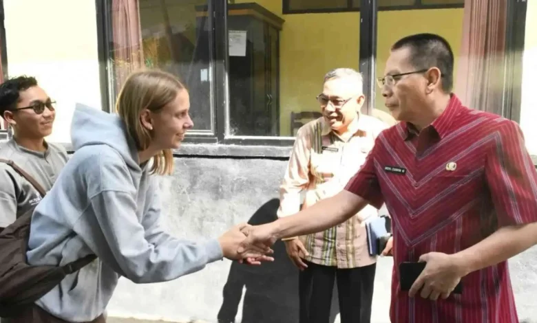 Wakil Bupati Lombok Timur, H. Moh. Edwin Hadiwijaya, saat sambut kedatangan NGO asal Jerman di Aula Dinas Peternakan dan Kesehatan Hewan pada Kamis, 30 April 2026.