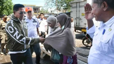 Bupati Lombok Timur, Haerul Warisin (kiri), saat meninjau lokasi kebakaran di Pasar Umum Pringgabaya, Rabu, 29 April 2026.