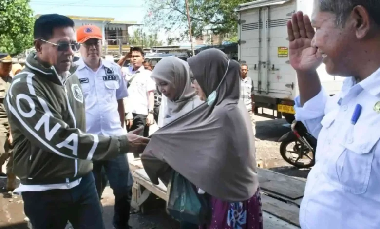 Bupati Lombok Timur, Haerul Warisin (kiri), saat meninjau lokasi kebakaran di Pasar Umum Pringgabaya, Rabu, 29 April 2026.