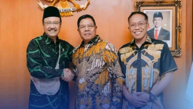 Bupati Lombok Timur Haerul Warisin (tengah) didampingi Sekda Lotim Juaini Taofik (kanan), saat menemui Mensos Saifullah Yusuf (kiri) di Jakarta, Selasa, 28 April 2026.