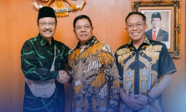 Bupati Lombok Timur Haerul Warisin (tengah) didampingi Sekda Lotim Juaini Taofik (kanan), saat menemui Mensos Saifullah Yusuf (kiri) di Jakarta, Selasa, 28 April 2026.