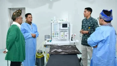 Bupati Lombok Timur Haerul Warisin (kedua dari kiri) bersama Ketua Baznas RI H. Sodik Mudjahid (baju hijau) di RSUD Lotim pada Kamis, 23 April 2026.