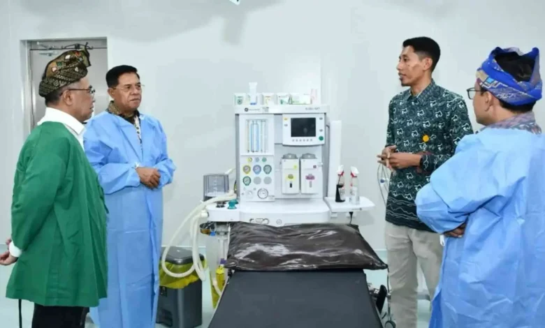Bupati Lombok Timur Haerul Warisin (kedua dari kiri) bersama Ketua Baznas RI H. Sodik Mudjahid (baju hijau) di RSUD Lotim pada Kamis, 23 April 2026.