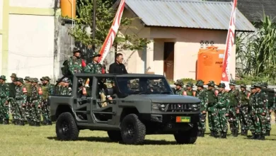 Sekda Lombok Timur Muhammad Juaini Taofik (baju hitam), saat menghadiri upacara pembukaan TMMD ke-128 pada Rabu, 22 April 2026.