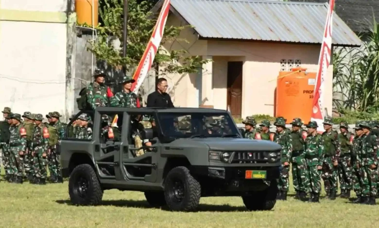 Sekda Lombok Timur Muhammad Juaini Taofik (baju hitam), saat menghadiri upacara pembukaan TMMD ke-128 pada Rabu, 22 April 2026.
