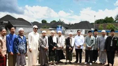 Bupati Lombok Timur Haerul Warisin (kelima dari kiri) saat menghadiri acara peletakan batu pertama Masjid As Syuhada Masbagik pada Rabu, 22 April 2026.