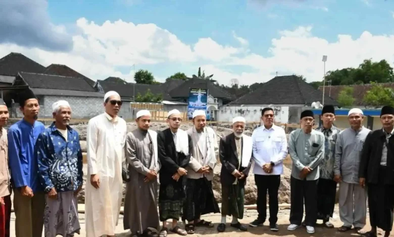 Bupati Lombok Timur Haerul Warisin (kelima dari kiri) saat menghadiri acara peletakan batu pertama Masjid As Syuhada Masbagik pada Rabu, 22 April 2026.