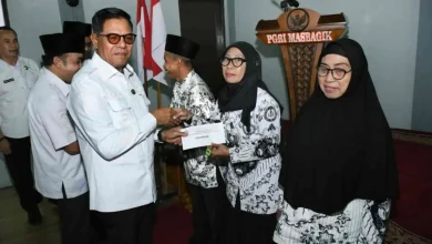Bupati Lombok Timur Haerul Warisin (kiri) saat di acara peresmian Gedung Sekretariat Persatuan Guru Republik Indonesia (PGRI) pada Rabu, 22 April 2026.