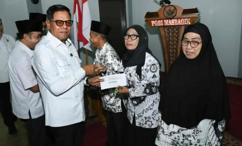 Bupati Lombok Timur Haerul Warisin (kiri) saat di acara peresmian Gedung Sekretariat Persatuan Guru Republik Indonesia (PGRI) pada Rabu, 22 April 2026.