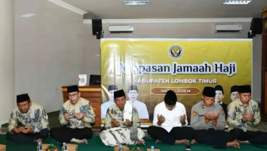 Bupati Lombok Timur Haerul Warisin (ketiga dari kiri) saat acara pelepasan JCH kloter pertama pada Selasa, 21 April 2026.