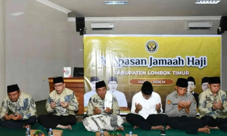 Bupati Lombok Timur Haerul Warisin (ketiga dari kiri) saat acara pelepasan JCH kloter pertama pada Selasa, 21 April 2026.