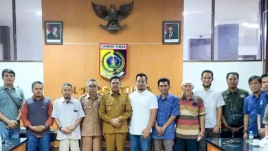 Sekretaris Daerah Lombok timur Juaini Taofik (tengah) saat menemui massa aksi Ganas di depan Kantor Bupati pada Senin, 20 April 2026.