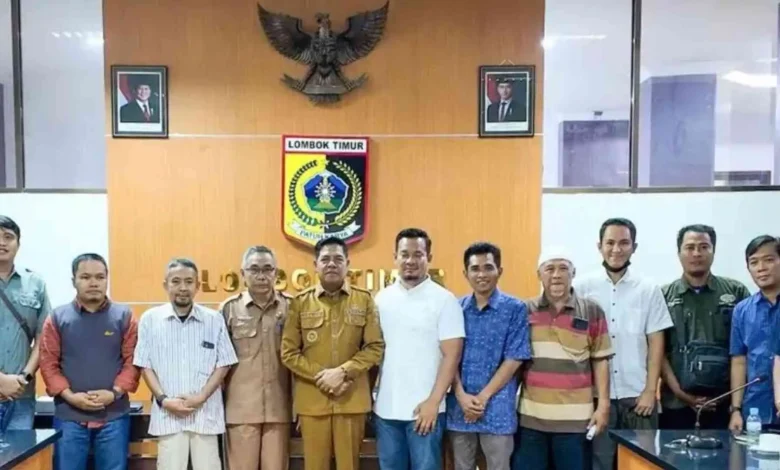 Sekretaris Daerah Lombok timur Juaini Taofik (tengah) saat menemui massa aksi Ganas di depan Kantor Bupati pada Senin, 20 April 2026.